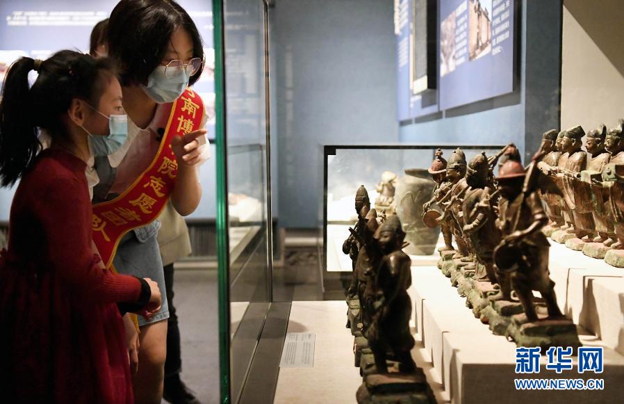 　　郭默涵（左二）在河南博物院为小朋友讲解（3月13日摄）。新华社记者李安摄