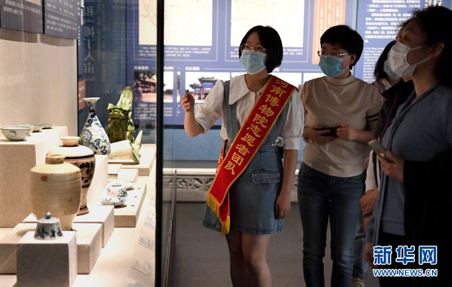 　　郭默涵（左）在河南博物院为观众讲解（3月13日摄）。新华社记者李嘉南摄