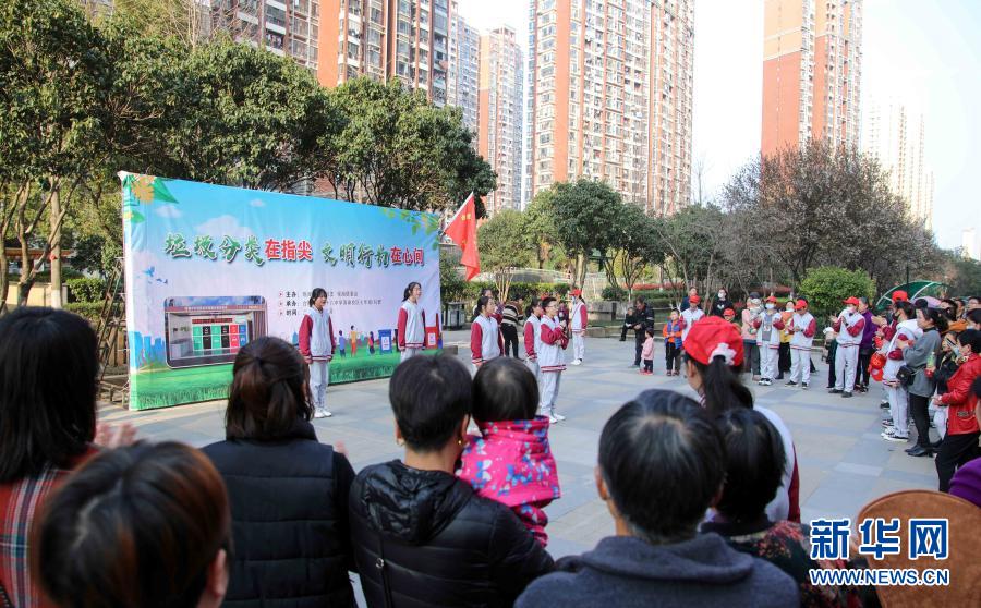 　　3月14日，学生们以诵读“垃圾分类歌谣”等形式宣传垃圾分类知识和方法。　　当日，合肥市包河区观湖网格党总支联合四十八中滨湖校区开展“垃圾分类在指尖、文明行为在心间”主题活动，通过科普垃圾分类常识和趣味游戏等方式，引导社区居民更好地参与垃圾分类。　　新华社记者 曹力 摄