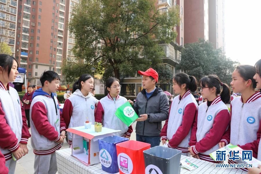 　　3月14日，志愿者为学生们讲解垃圾分类常识。　　当日，合肥市包河区观湖网格党总支联合四十八中滨湖校区开展“垃圾分类在指尖，文明行为在心间”主题活动，通过科普垃圾分类常识和趣味游戏等方式，引导社区居民更好地参与垃圾分类。　　新华社记者 曹力 摄