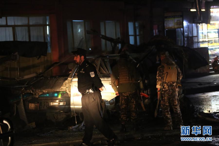 　　3月14日，在阿富汗首都喀布尔，安全人员在炸弹袭击现场调查。　　阿富汗警方14日说，首都喀布尔当天发生两起炸弹袭击事件，造成至少3名平民死亡、12人受伤。　　新华社发（拉赫马图拉·阿里扎达摄）