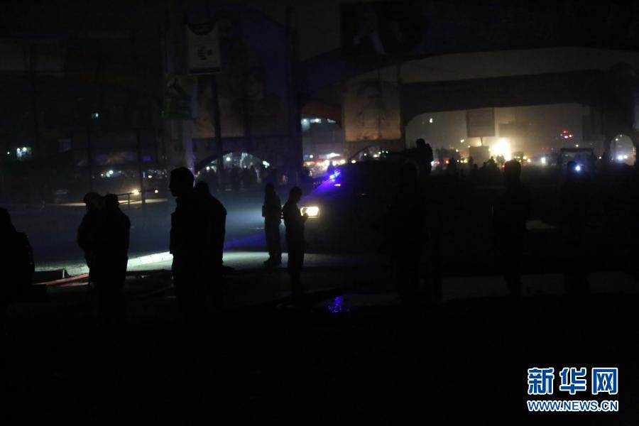 　　3月14日，在阿富汗首都喀布尔，安全人员在炸弹袭击现场调查。　　阿富汗警方14日说，首都喀布尔当天发生两起炸弹袭击事件，造成至少3名平民死亡、12人受伤。　　新华社发（拉赫马图拉·阿里扎达摄）