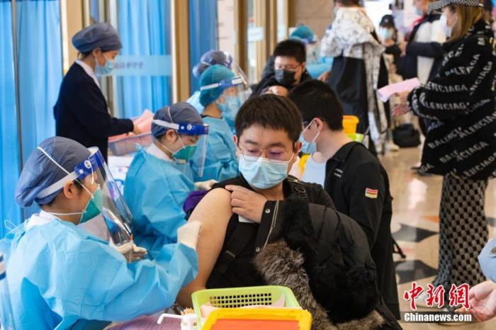 资料图:学生在校内指定地点接种新冠肺炎疫苗。<a target='_blank' href='http://www.chinanews.com/'>中新社</a>记者 侯宇 摄 点击进入下一页