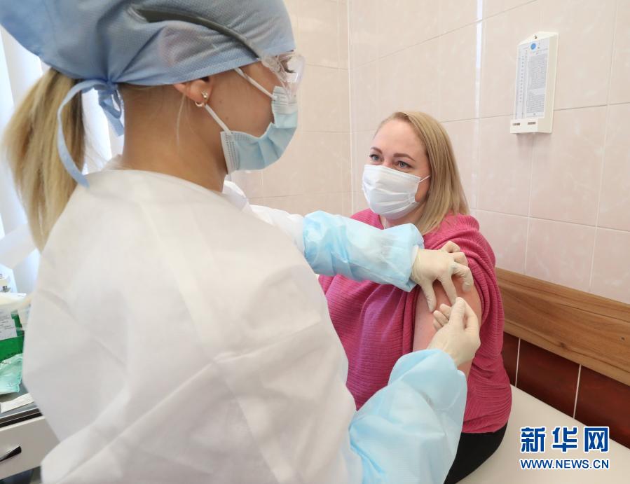 3月15日，医务人员在白俄罗斯首都明斯克第39市立临床医院为一名市民接种中国援助的新冠疫苗。白俄罗斯15日开始为本国公民接种中国政府援助的新冠疫苗。中国驻白俄罗斯大使谢小用、白卫生部长皮涅维奇等人当天出席在白首都明斯克第39市立临床医院举行的中国疫苗首次接种仪式。新华社发（任科夫摄）