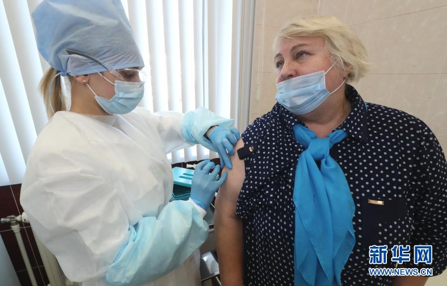 3月15日，医务人员在白俄罗斯首都明斯克第39市立临床医院为一名市民接种中国援助的新冠疫苗。新华社发（任科夫摄）