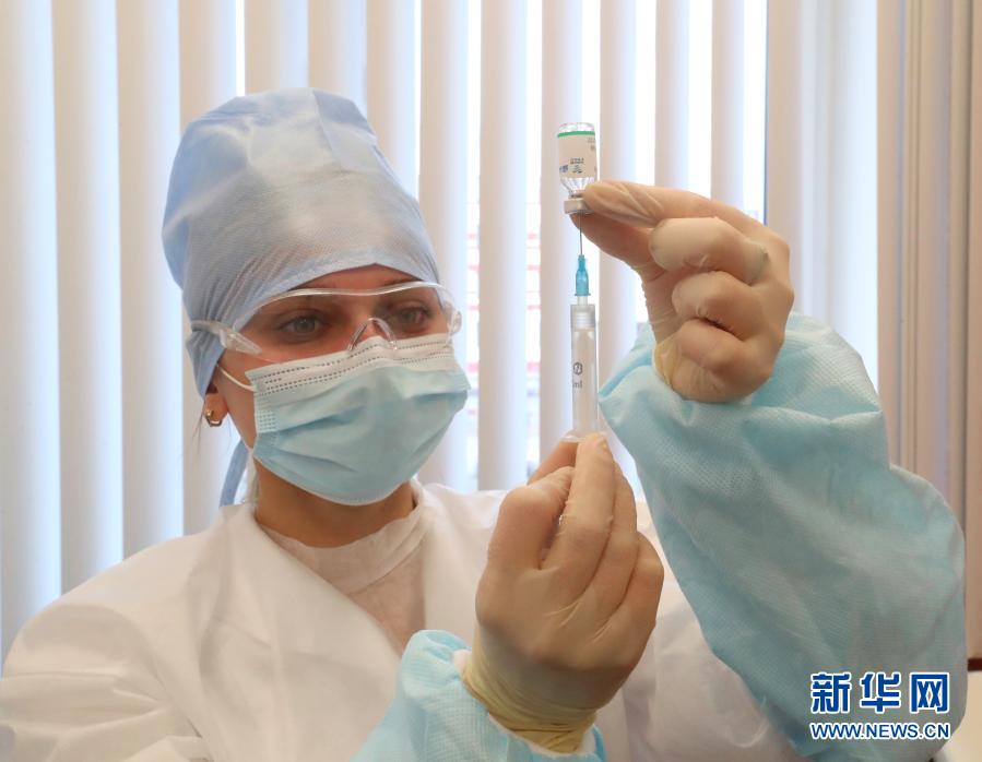 3月15日，医务人员在白俄罗斯首都明斯克第39市立临床医院做中国新冠疫苗接种的准备工作。新华社发（任科夫摄）