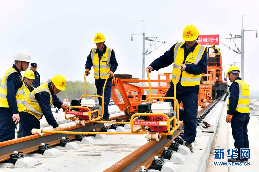 3月15日，在日兰高铁山东嘉祥县段，中铁一局的工作人员进行铺轨作业。当日，日（照）兰（考）高铁曲阜至菏泽段开始铺轨。日兰高铁采取分段建设模式，日照至曲阜段已于2019年11月26日正式通车运营。日兰高铁是国家“八纵八横”高速铁路网的重要连接通道，完全建成后，将与京沪高铁、青连铁路、郑徐客专等国家干线铁路实现互联互通，有效解决鲁南、鲁西南地区群众快速出行问题。新华社记者 郭绪雷 摄