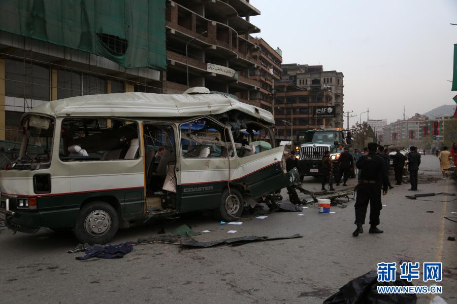 3月15日拍摄的阿富汗首都喀布尔一处爆炸现场遭袭的面包车。阿富汗警方15日说，首都喀布尔一辆汽车当天遭到炸弹袭击，造成至少15人受伤。喀布尔市警察局发言人费尔道斯·法拉马兹对媒体表示，一辆面包车当天下午在第2警区遭到了简易爆炸装置袭击。新华社发（赛义德·莫明扎达 摄）