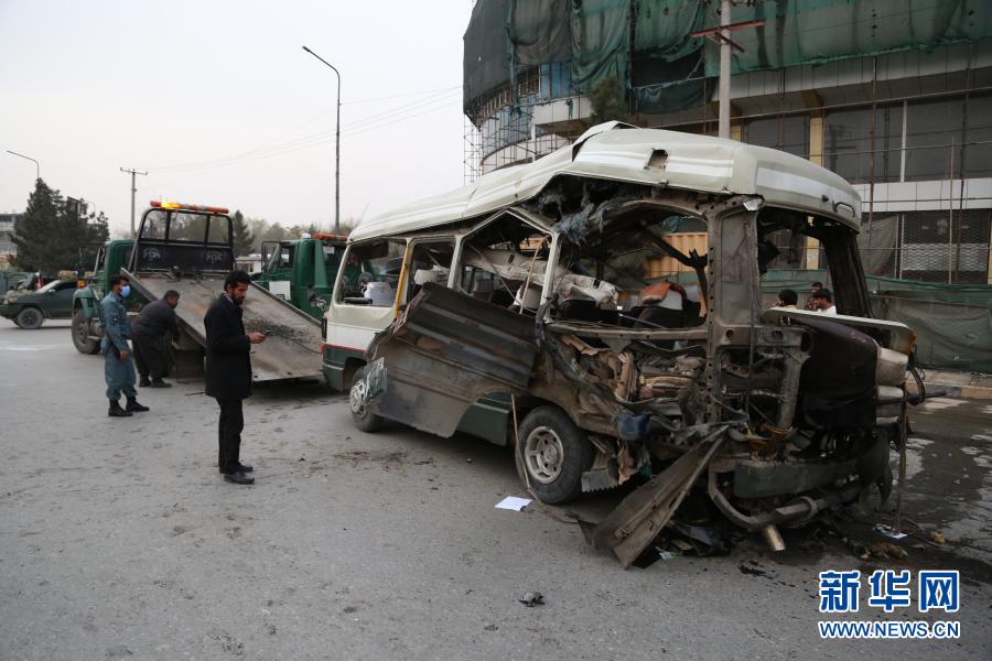 3月15日，市政人员在清理阿富汗首都喀布尔一处爆炸现场。阿富汗警方15日说，首都喀布尔一辆汽车当天遭到炸弹袭击，造成至少15人受伤。喀布尔市警察局发言人费尔道斯·法拉马兹对媒体表示，一辆面包车当天下午在第2警区遭到了简易爆炸装置袭击。新华社发（赛义德·莫明扎达 摄）