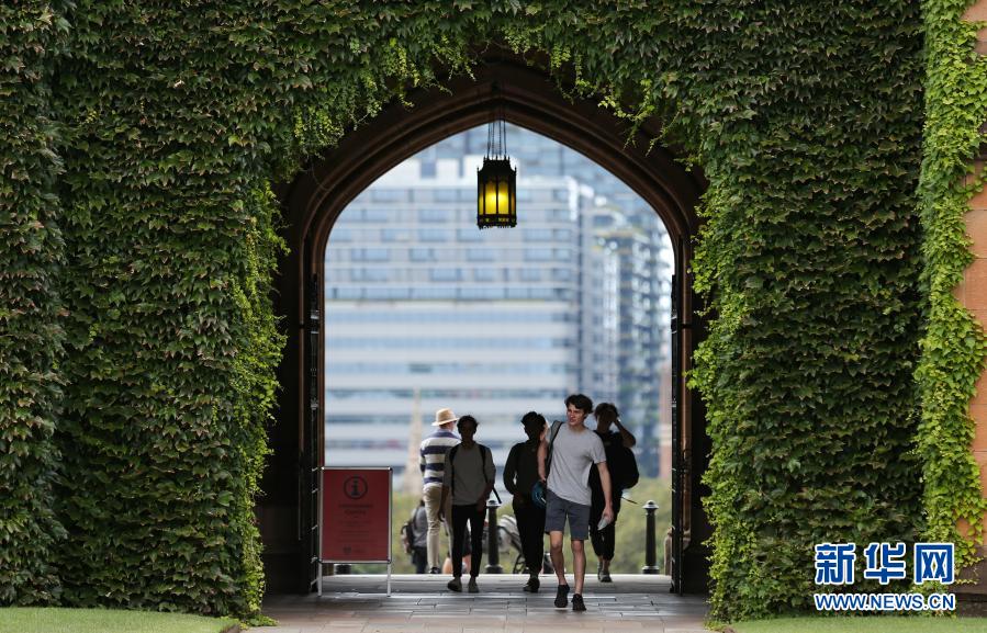 3月11日，学生们走在澳大利亚悉尼大学的校园中。新华社记者 白雪飞 摄