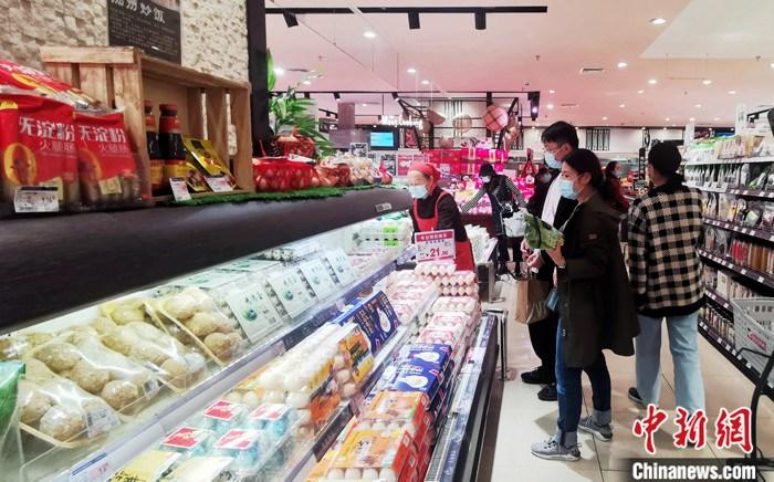 资料图：民众在一超市内选购商品。<a target='_blank' href='http://www.chinanews.com/'>中新社</a>记者 刘忠俊 摄