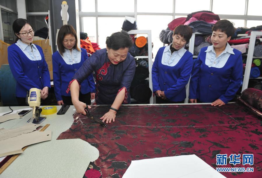 　　3月16日，河间市一旗袍创意工坊的负责人为工人讲解旗袍加工制作技能。新华社记者 朱旭东 摄