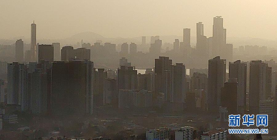　　这是从韩国首尔南山塔下拍摄的雾霾笼罩中的首尔（3月16日摄）。　　3月16日，韩国多地遭遇雾霾天气。　　新华社发（徐儒锡 摄）