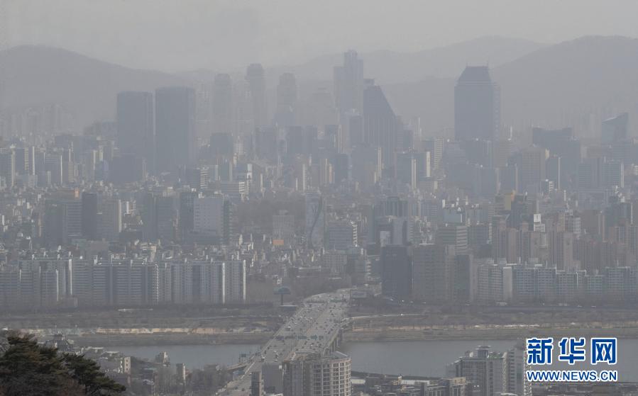 　　这是从韩国首尔南山塔下拍摄的雾霾笼罩中的首尔（3月16日摄）。　　3月16日，韩国多地遭遇雾霾天气。　　新华社发（徐儒锡 摄）