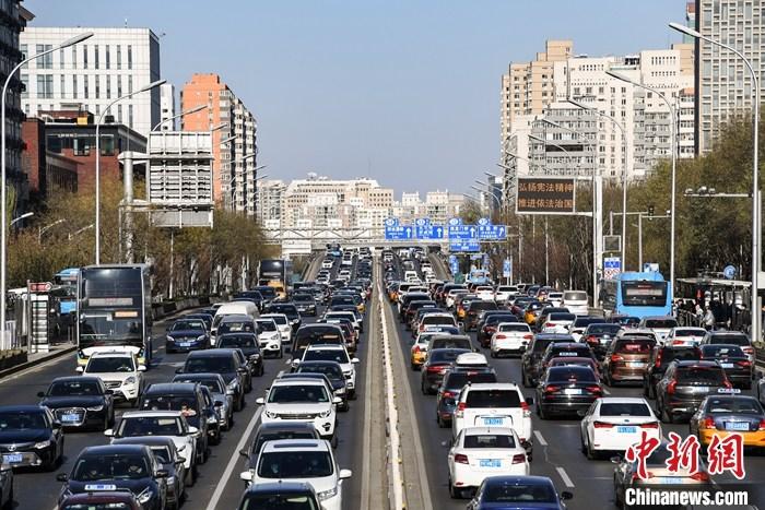 12月7日，汽车行驶在北京西二环路上。当天，北京市向社会公布修订后的《北京市小客车数量调控暂行规定》和《〈北京市小客车数量调控暂行规定〉实施细则》。该新政将于2021年1月1日起正式实施。<a target='_blank' href='http://www.chinanews.com/'>中新社</a>记者 田雨昊 摄