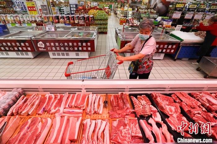 资料图：市民在超市选购猪肉。<a target='_blank' href='http://www.chinanews.com/'>中新社</a>记者 张云 摄