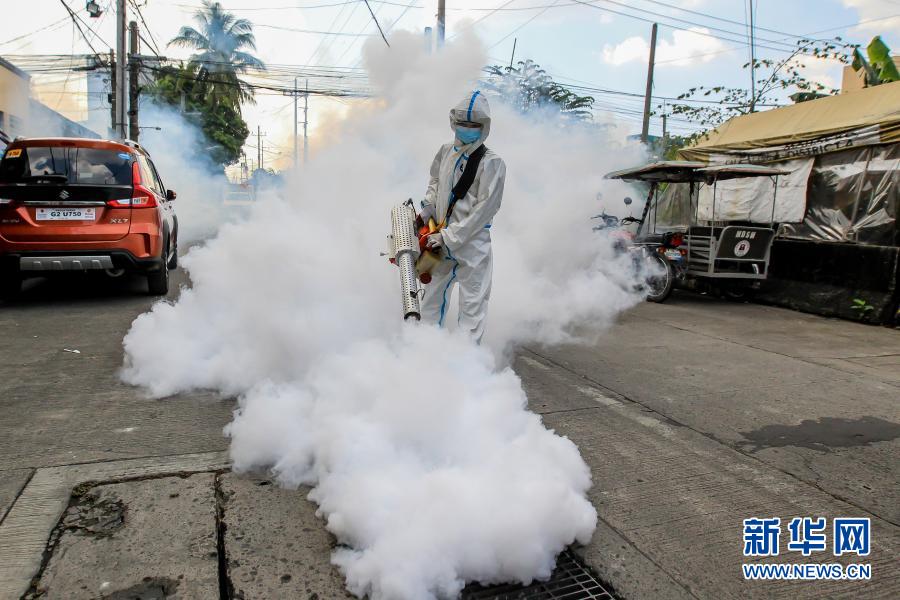 　　3月17日，工作人员在菲律宾马尼拉街头进行消杀作业。　　近期，菲律宾疫情呈现快速反弹趋势。菲律宾卫生部16日报告，当天全国新增新冠确诊病例4437例，累计确诊超63.1万例。　　新华社发（乌马利 摄）