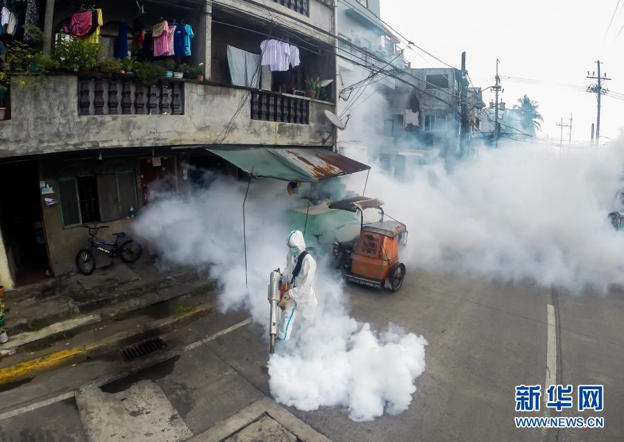 　　3月17日，工作人员在菲律宾马尼拉街头进行消杀作业。　　近期，菲律宾疫情呈现快速反弹趋势。菲律宾卫生部16日报告，当天全国新增新冠确诊病例4437例，累计确诊超63.1万例。　　新华社发（乌马利 摄）