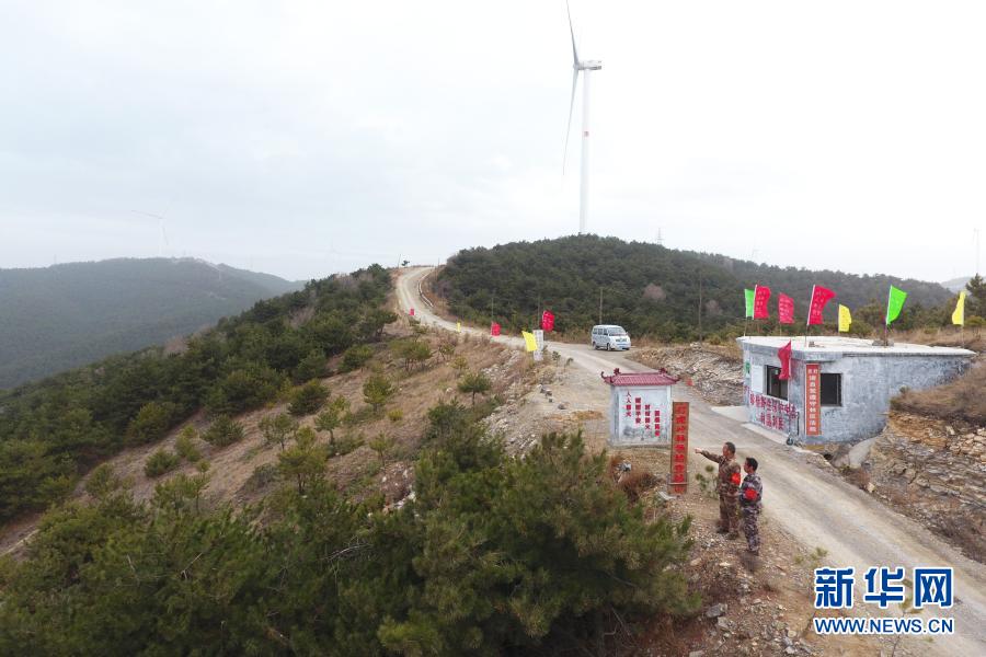 　　3月17日，秦安松（左）和同事刘伟林在山上巡查（无人机照片）。　　位于山西省长治市平顺县的打虎岭林场平均海拔超过1700米，是平顺县面积最大的一片林场。今年72岁的秦安松已经在这里工作了51个年头。　　刚到打虎岭做护林员的时候，秦安松只有21岁。51年来，秦安松走遍了打虎岭林场的每一个角落，从一名护林员逐渐成长为林场场长。　　近期，秦安松十分忙碌。每天，秦安松要带领护林员巡山护林、监控森林火险，连续作业近10个小时，忙的时候连口水都顾不上喝。　　护林工作虽然辛苦，但看到一棵棵树苗茁壮成长，林场面积不断扩大，秦安松倍感欣慰。“我的名字叫安松，守护林场就是我的使命。”秦安松说。　　新华社记者 杨晨光 摄