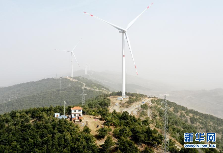 　　这是3月16日拍摄的打虎岭林场一角（无人机照片）。　　位于山西省长治市平顺县的打虎岭林场平均海拔超过1700米，是平顺县面积最大的一片林场。今年72岁的秦安松已经在这里工作了51个年头。　　刚到打虎岭做护林员的时候，秦安松只有21岁。51年来，秦安松走遍了打虎岭林场的每一个角落，从一名护林员逐渐成长为林场场长。　　近期，秦安松十分忙碌。每天，秦安松要带领护林员巡山护林、监控森林火险，连续作业近10个小时，忙的时候连口水都顾不上喝。　　护林工作虽然辛苦，但看到一棵棵树苗茁壮成长，林场面积不断扩大，秦安松倍感欣慰。“我的名字叫安松，守护林场就是我的使命。”秦安松说。　　新华社记者 杨晨光 摄