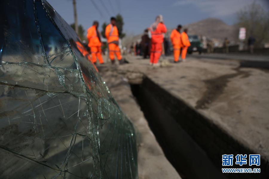 　　这是3月18日在阿富汗首都喀布尔的袭击现场拍摄的破碎的汽车玻璃。　　阿富汗警方说，首都喀布尔一辆政府部门班车18日遭到炸弹袭击，造成3人死亡、至少11人受伤。喀布尔市警察局发言人费尔道斯·法拉马兹在接受新华社记者电话采访时表示，一辆政府部门接送员工的班车当天上午早高峰时段遭到炸弹袭击。目前尚无任何组织或个人声称制造了这起袭击事件。　　新华社发（拉赫马特·阿里扎达摄）