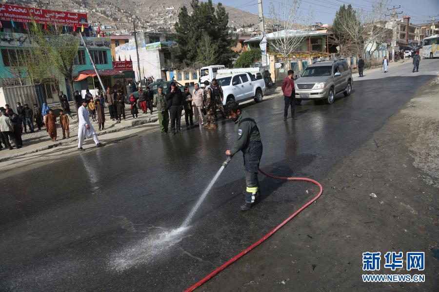 　　3月18日，消防员在阿富汗首都喀布尔清理袭击现场。　　阿富汗警方说，首都喀布尔一辆政府部门班车18日遭到炸弹袭击，造成3人死亡、至少11人受伤。喀布尔市警察局发言人费尔道斯·法拉马兹在接受新华社记者电话采访时表示，一辆政府部门接送员工的班车当天上午早高峰时段遭到炸弹袭击。目前尚无任何组织或个人声称制造了这起袭击事件。　　新华社发（拉赫马特·阿里扎达摄）