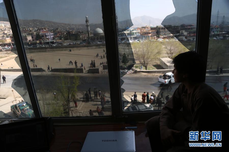 　　3月18日，一名坐在碎玻璃后的儿童看向阿富汗首都喀布尔的袭击现场。　　阿富汗警方说，首都喀布尔一辆政府部门班车18日遭到炸弹袭击，造成3人死亡、至少11人受伤。喀布尔市警察局发言人费尔道斯·法拉马兹在接受新华社记者电话采访时表示，一辆政府部门接送员工的班车当天上午早高峰时段遭到炸弹袭击。目前尚无任何组织或个人声称制造了这起袭击事件。　　新华社发（拉赫马特·阿里扎达摄）