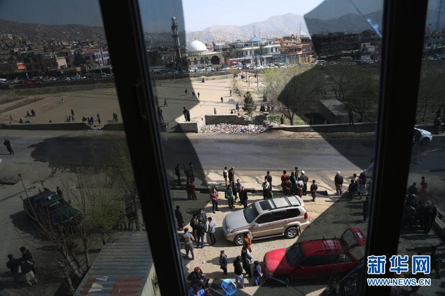 　　这是3月18日透过破碎的玻璃拍摄的阿富汗首都喀布尔的袭击现场。　　阿富汗警方说，首都喀布尔一辆政府部门班车18日遭到炸弹袭击，造成3人死亡、至少11人受伤。喀布尔市警察局发言人费尔道斯·法拉马兹在接受新华社记者电话采访时表示，一辆政府部门接送员工的班车当天上午早高峰时段遭到炸弹袭击。目前尚无任何组织或个人声称制造了这起袭击事件。　　新华社发（拉赫马特·阿里扎达摄）