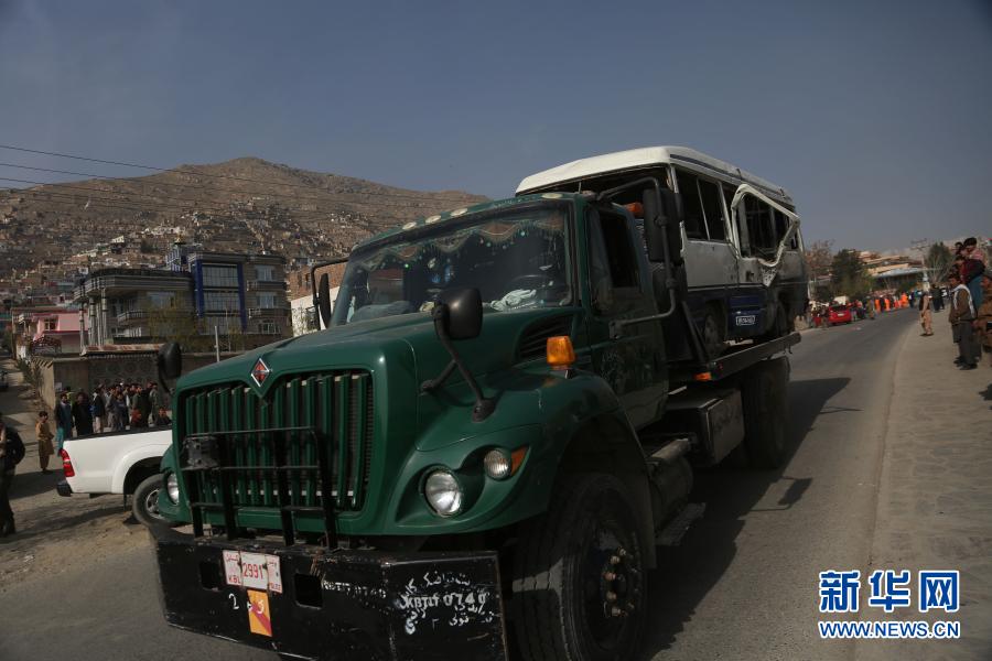 　　3月18日，阿富汗首都喀布尔袭击现场的受损车辆被运走。　　阿富汗警方说，首都喀布尔一辆政府部门班车18日遭到炸弹袭击，造成3人死亡、至少11人受伤。喀布尔市警察局发言人费尔道斯·法拉马兹在接受新华社记者电话采访时表示，一辆政府部门接送员工的班车当天上午早高峰时段遭到炸弹袭击。目前尚无任何组织或个人声称制造了这起袭击事件。　　新华社发（拉赫马特·阿里扎达摄）