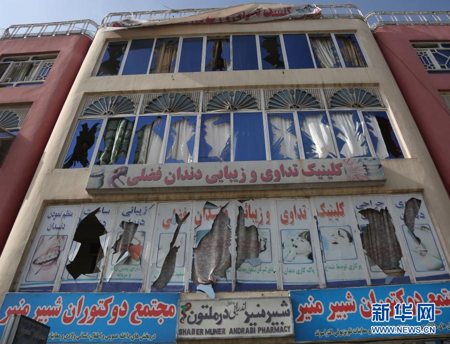 　　这是3月18日在阿富汗首都喀布尔的袭击现场拍摄的受损建筑。　　阿富汗警方说，首都喀布尔一辆政府部门班车18日遭到炸弹袭击，造成3人死亡、至少11人受伤。喀布尔市警察局发言人费尔道斯·法拉马兹在接受新华社记者电话采访时表示，一辆政府部门接送员工的班车当天上午早高峰时段遭到炸弹袭击。目前尚无任何组织或个人声称制造了这起袭击事件。　　新华社发（拉赫马特·阿里扎达摄）