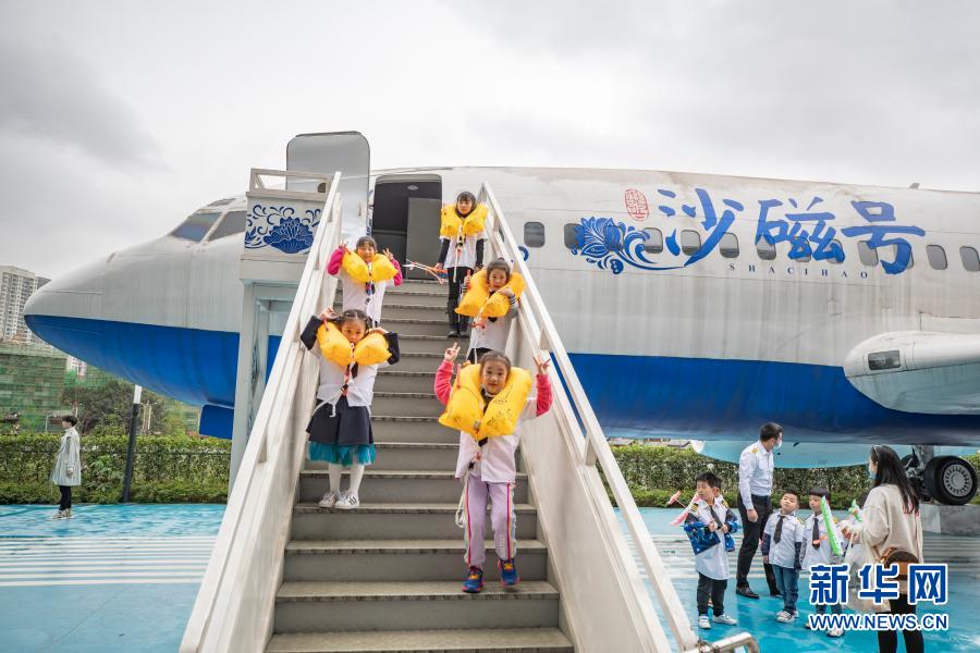 3月20日，在重庆市沙坪坝区磁器口一家航空飞行体验馆，小朋友体验空乘应急救生演练。新华社记者 黄伟 摄