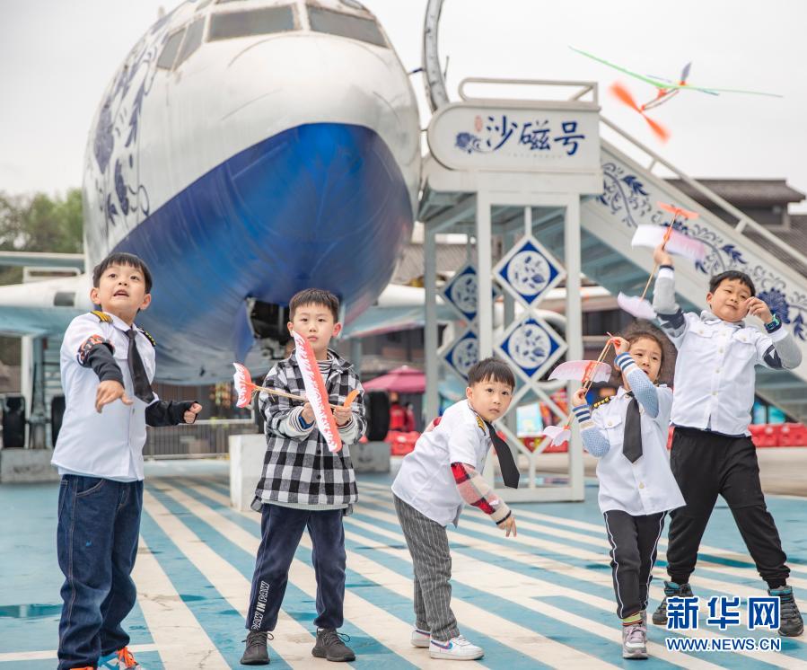 3月20日，在重庆市沙坪坝区磁器口一家航空飞行体验馆，小朋友在放飞自己动手制作的橡筋动力模型飞机。新华社记者 黄伟 摄