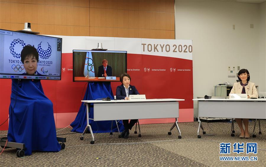 3月20日在东京拍摄的五方视频会议现场。 当日，东京奥组委主席桥本圣子、东京都知事小池百合子、日本奥运大臣丸川珠代、国际奥委会主席巴赫、国际残奥委会主席帕森斯举行五方视频会议，对东京奥运会观众问题进行讨论。会议后，东京奥组委宣布，海外观众将被禁止入境日本观看今年夏天举行的奥运会和残奥会，以防止可能出现的新冠肺炎疫情传播。 新华社发（津野义和 摄）