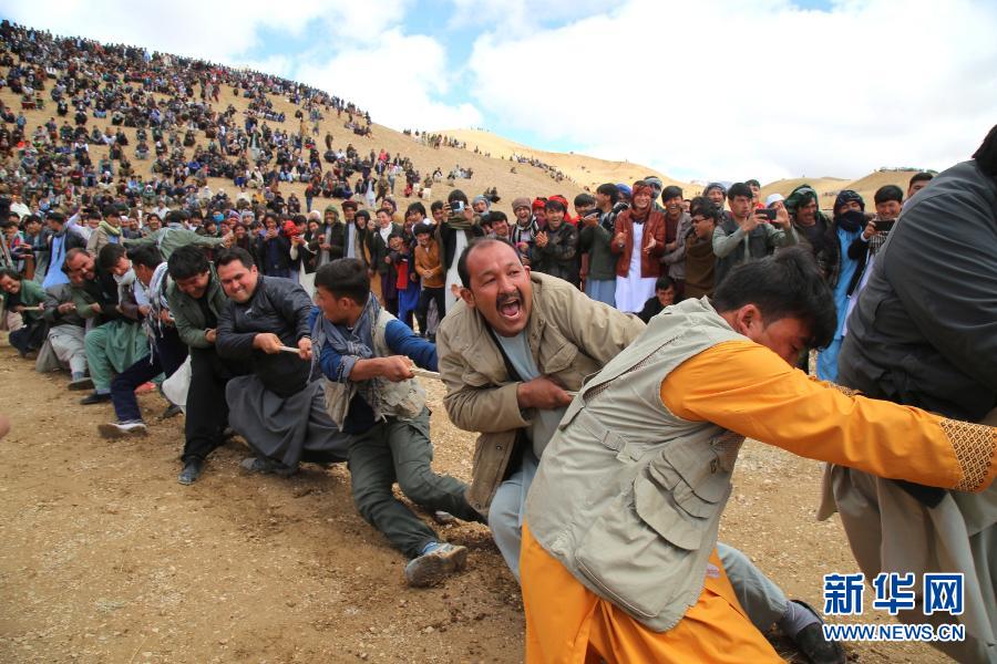 　　3月21日，人们在阿富汗巴米扬参加诺鲁孜节拔河活动。当日，阿富汗民众迎来诺鲁孜节。新华社发（阿齐米 摄）