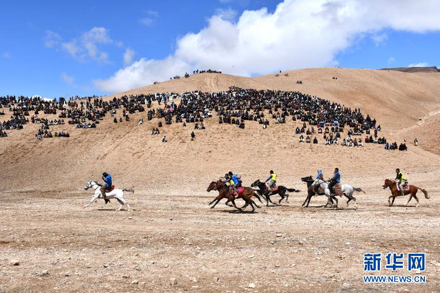 　　3月21日，骑手在阿富汗巴米扬参加诺鲁孜节“马背叼羊”活动。当日，阿富汗民众迎来诺鲁孜节。新华社发（阿齐米 摄）
