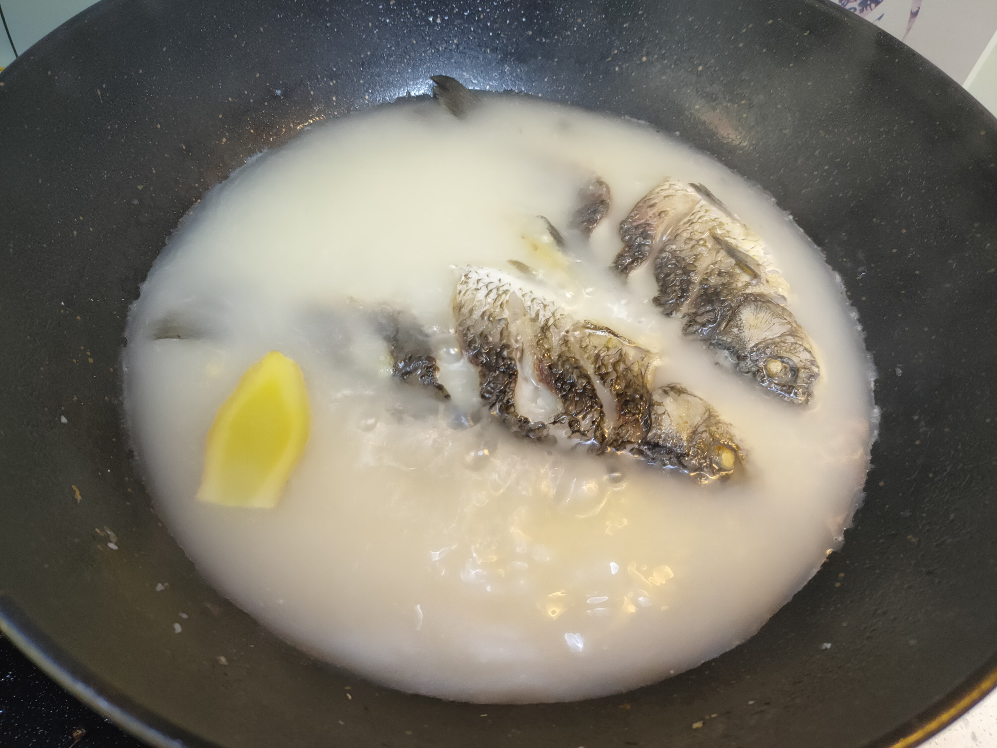 炖鲫鱼汤时，牢记“2不放2窍门”，汤浓如奶，鲜美好喝没腥味