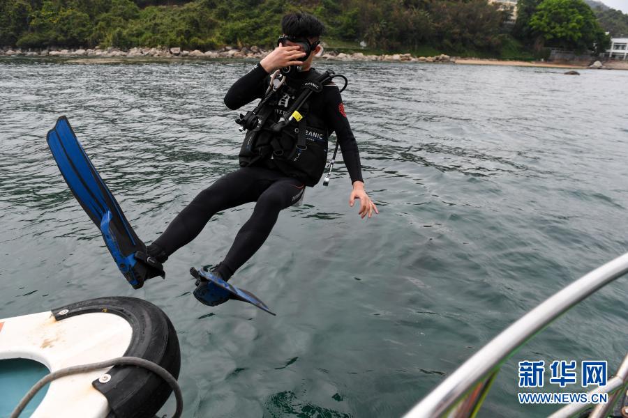 　　3月21日，志愿者在深圳大鹏金沙湾海域下海。　　当天是世界森林日，来自深圳的志愿者在深圳大鹏金沙湾海域举行“珊瑚扶植”活动。来自各行各业的10名志愿者下海清理垃圾，收集珊瑚残肢并固定在特定区域的苗圃上。未来，这些珊瑚稳定成长并恢复生机后，将会被放回海底的礁石上，此次活动旨在呼吁更多人关注“海底森林”——珊瑚礁，加强公众对海洋生态的保护意识。　　新华社记者 毛思倩 摄