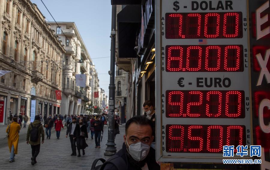 　　3月22日，在土耳其伊斯坦布尔，一家货币兑换店的电子屏上显示汇率信息。　　土耳其里拉对美元汇率22日开盘暴跌，跌幅一度超过15%，最低跌至1美元兑换8.485里拉，接近历史最低水平。新华社发（奥斯曼·厄尔萨尔摄）