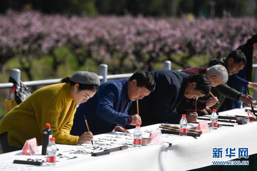 　　3月22日，参加“清廉笔会”主题活动的书法爱好者在奉化区萧王庙街道林家桃园内创作。　　连日来，浙江宁波奉化区萧王庙街道上万亩连片种植的桃花陆续绽放，吸引不少游客到此赏花踏青。奉化于1996年被命名为“中国水蜜桃之乡”，水蜜桃种植面积超过5万亩。　　新华社记者 黄宗治 摄