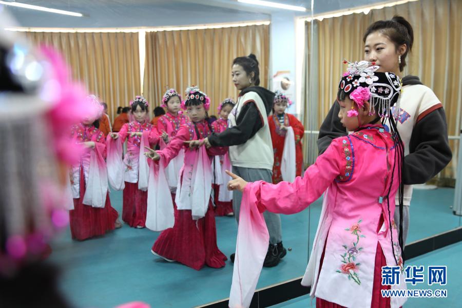 　　3月22日，在承德县第四小学京剧课堂，学生在老师的指导下进行形体训练。　　河北省承德县第四小学是承德县“京剧进校园教育实践基地”。该校于2013年启动“京剧进校园”活动，聘请专业教师为学生上课，教授京剧社团学生学习京剧表演技艺和经典唱段。　　新华社发（刘环宇 摄）