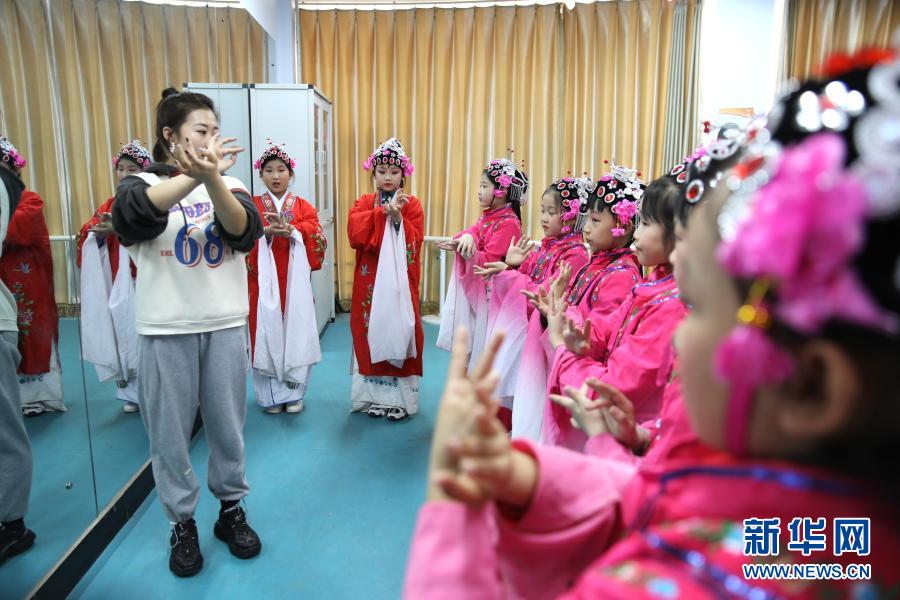 　　3月22日，在承德县第四小学京剧课堂，学生在老师的指导下进行形体训练。　　河北省承德县第四小学是承德县“京剧进校园教育实践基地”。该校于2013年启动“京剧进校园”活动，聘请专业教师为学生上课，教授京剧社团学生学习京剧表演技艺和经典唱段。　　新华社发（刘环宇 摄）