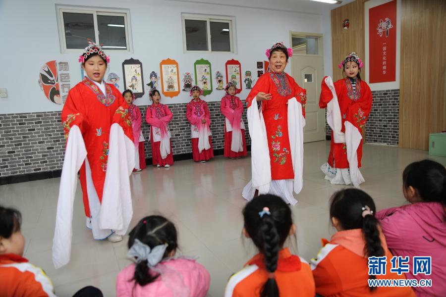 　　3月22日，在承德县第四小学京剧课堂，学生和老师一起排练京剧《红娘》选段。　　河北省承德县第四小学是承德县“京剧进校园教育实践基地”。该校于2013年启动“京剧进校园”活动，聘请专业教师为学生上课，教授京剧社团学生学习京剧表演技艺和经典唱段。　　新华社发（刘环宇 摄）