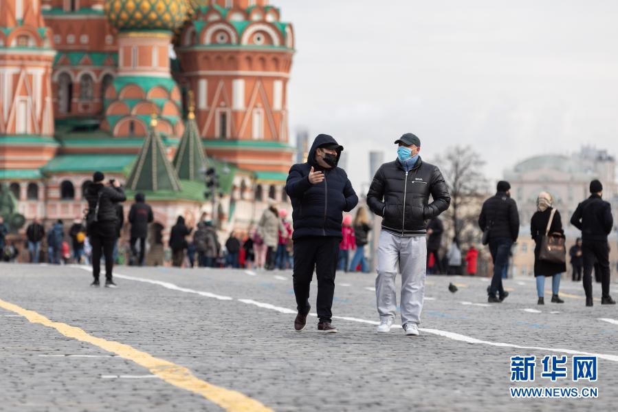 　　3月23日，在俄罗斯首都莫斯科，行人佩戴口罩走过红场。　　据俄罗斯防疫指挥部23日发布的消息，该国过去24小时新增新冠确诊病例8457例，累计确诊4474610例。今年年初以来，俄日增新冠确诊病例数正逐步下降。新华社记者 白雪骐 摄