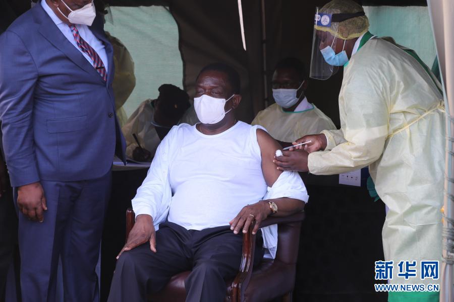 3月24日，津巴布韦总统姆南加古瓦（中）在维多利亚瀑布城接种新冠疫苗。当日，姆南加古瓦在维多利亚瀑布城接种中国科兴公司生产的新冠疫苗，并宣布启动第二阶段疫苗接种工作。新华社发（陈雅琴摄）