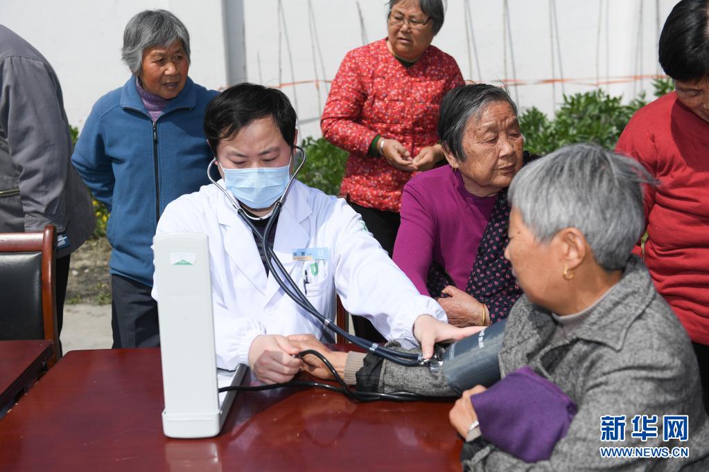 　　3月25日，环渚龙泉街道社区卫生服务中心的医生为老人量血压。　　浙江湖州吴兴区环渚街道定期向金锁村老年过渡房里的老人们送上健康服务，通过健康诊断、健身操、穴位按摩、资料宣传等形式，对老人进行健康监测、传递健康理念。　　新华社记者翁忻旸摄