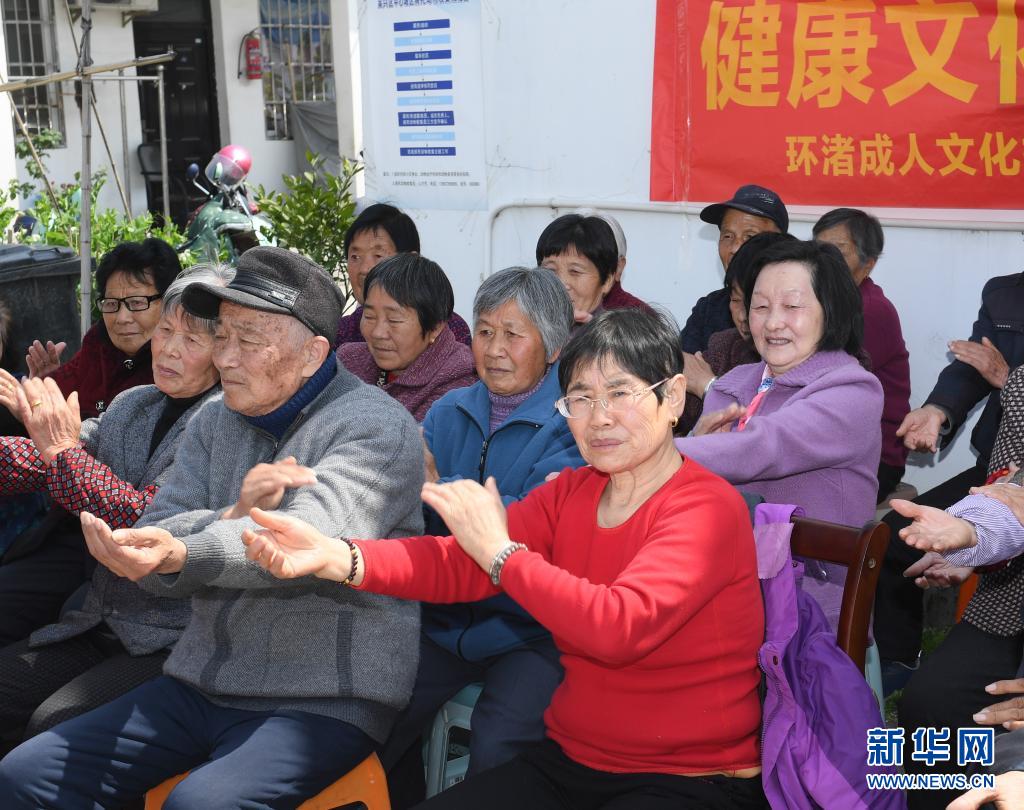 　　3月25日，老年过渡房里的老人们学做保健操。　　浙江湖州吴兴区环渚街道定期向金锁村老年过渡房里的老人们送上健康服务，通过健康诊断、健身操、穴位按摩、资料宣传等形式，对老人进行健康监测、传递健康理念。　　新华社记者翁忻旸摄