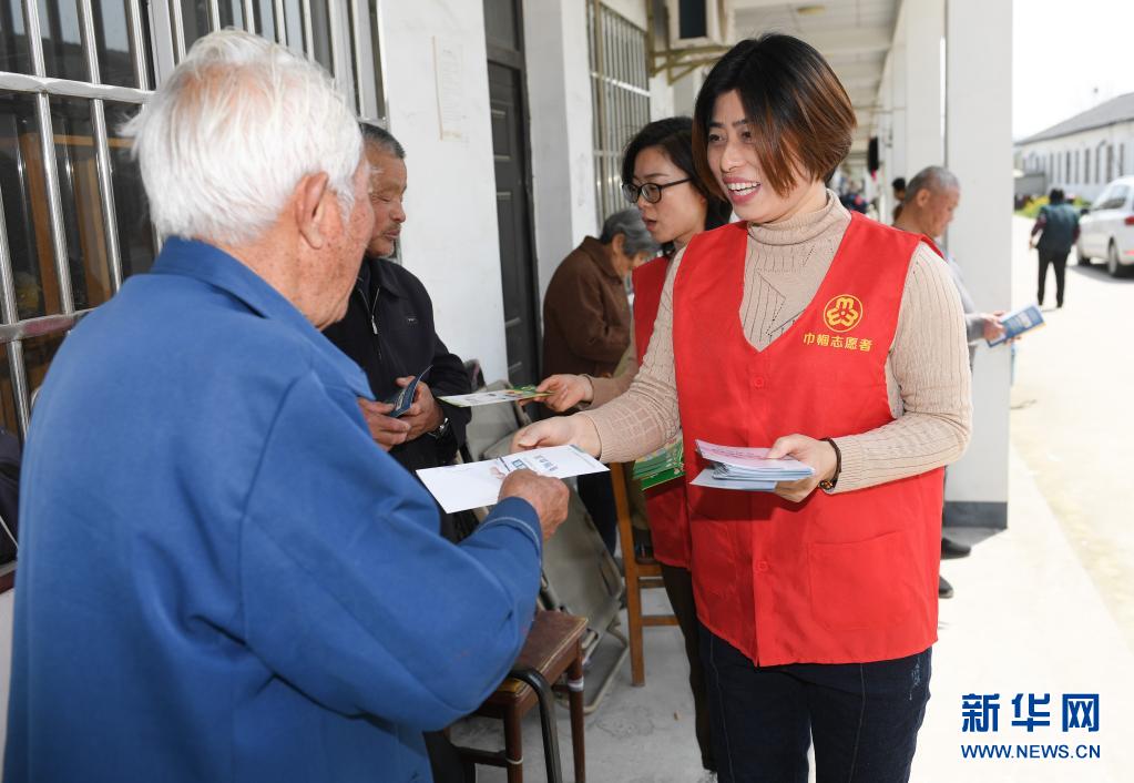 　　3月25日，环渚成人文化技术学校的老师向老人发放健康传单。　　浙江湖州吴兴区环渚街道定期向金锁村老年过渡房里的老人们送上健康服务，通过健康诊断、健身操、穴位按摩、资料宣传等形式，对老人进行健康监测、传递健康理念。　　新华社记者翁忻旸摄