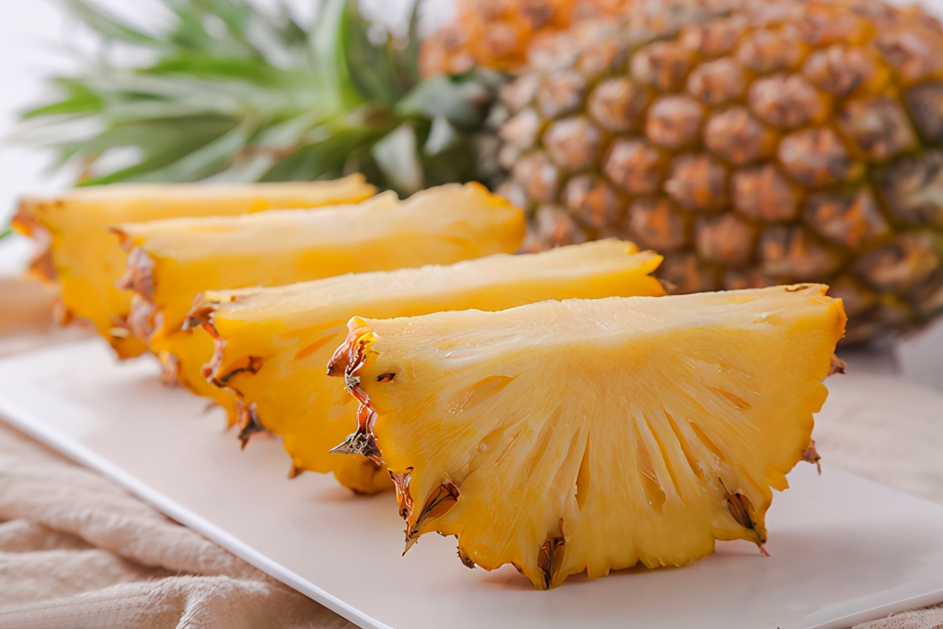 买菠萝，挑叶片长的还是短的，牢记2个技巧，菠萝肉多甜如蜜