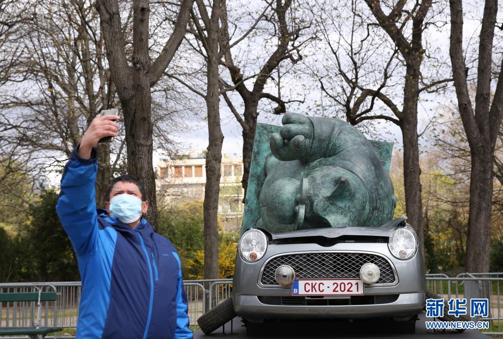 　　3月26日，一名男子在法国巴黎香榭丽舍大街与“猫先生”铜像合影留念。新华社记者 高静 摄