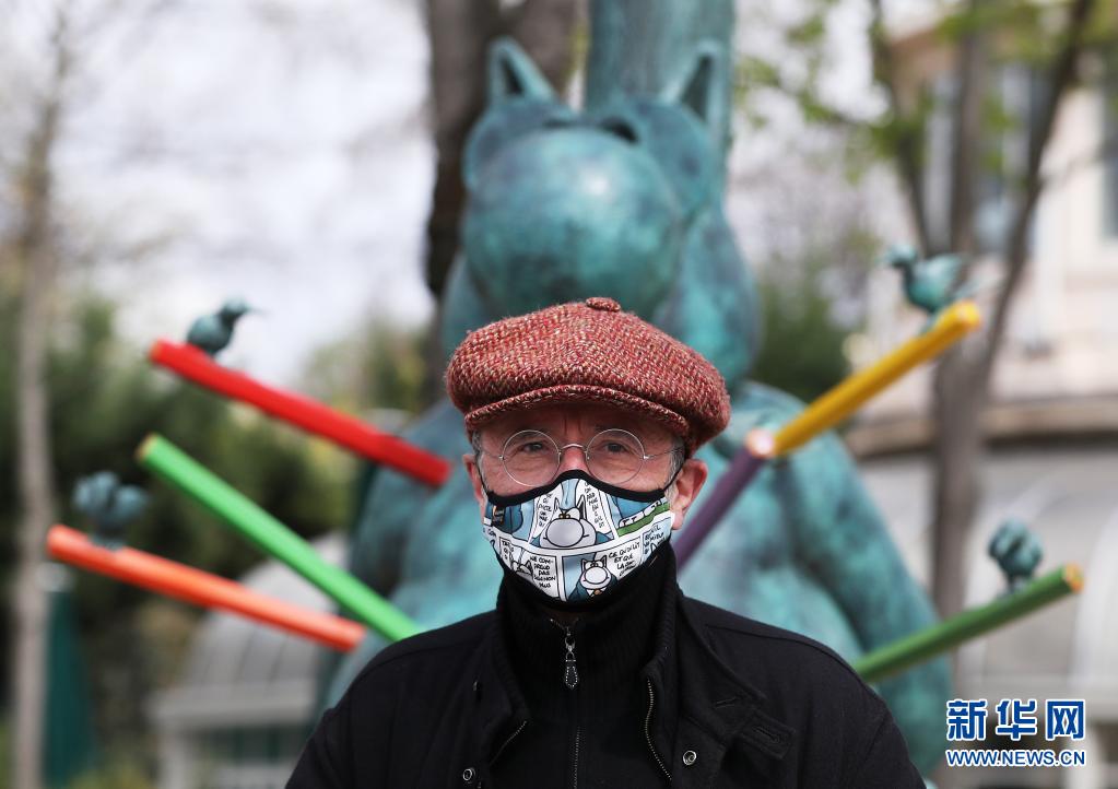 　　3月26日，在法国巴黎香榭丽舍大街，比利时漫画家菲利普·葛洛克出席展览揭幕仪式。新华社记者 高静 摄